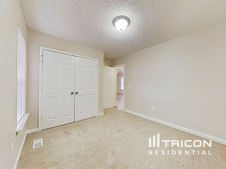 Building Photo - 615 Flicker St