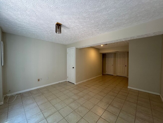 Building Photo - Charming 2 Bed 2 Bath Home Within Convenient Newington Commons Community