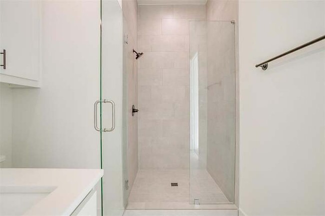 En-Suite - 711 W Abram St