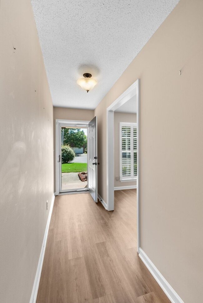 Building Photo - Great Location in the Heart of Madison!