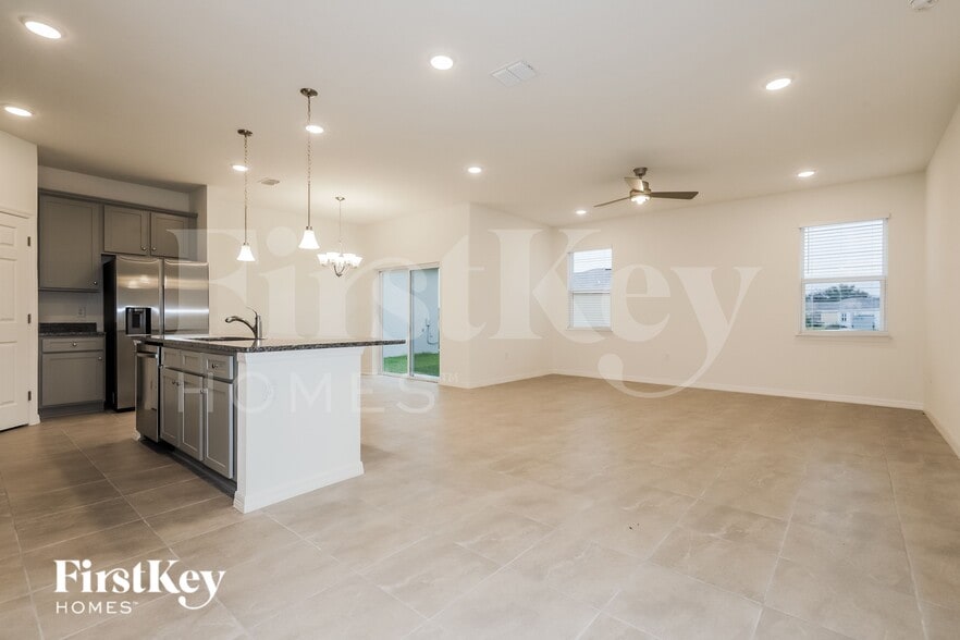 Building Photo - 515 Crown Rose Dr