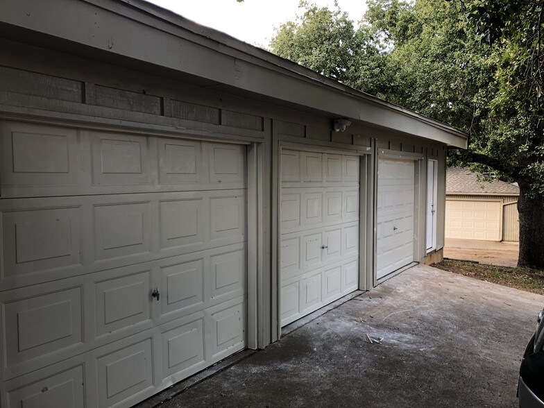 Single car garage - 3705 W Pioneer Pkwy