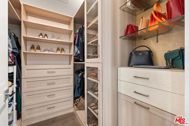 Building Photo - 728 N Sweetzer Ave