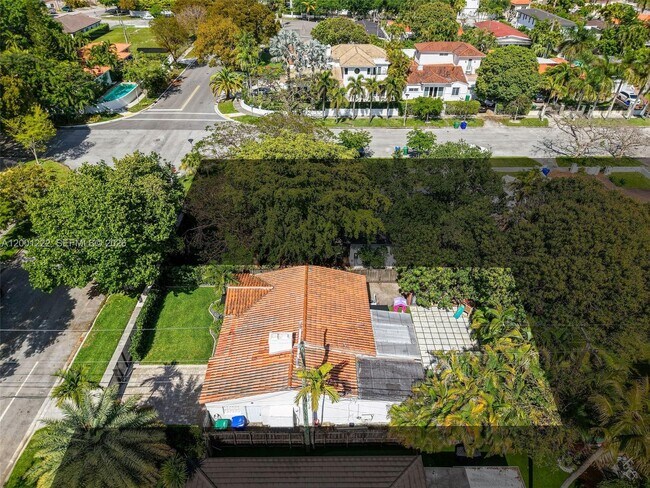 Building Photo - 2311 SW 9th Ave