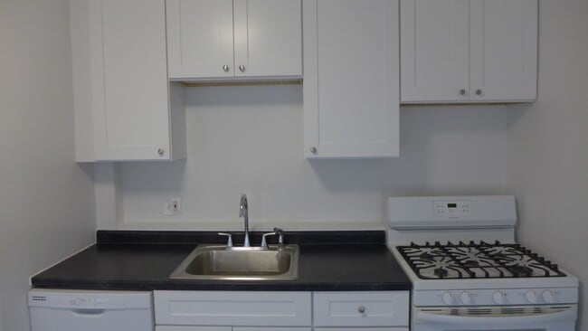 Building Photo - 136 Elgin Ave