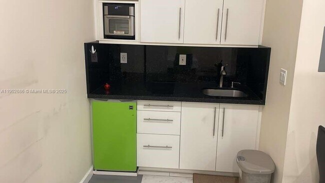 Building Photo - 1150 Normandy Dr