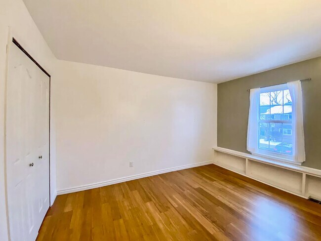 Building Photo - 3479 Burbank Dr