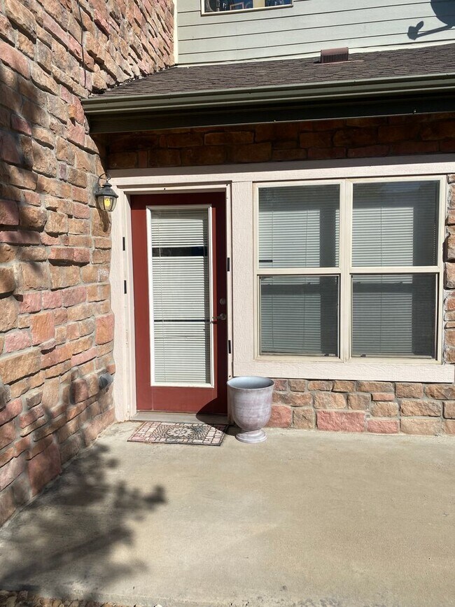 Building Photo - Clean and Updated Bedroom 2 Bath Condo Available Now
