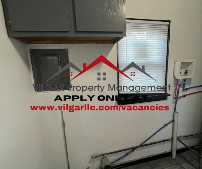 Building Photo - This keen & clean 2 bed / 1 bath ranch-sty...