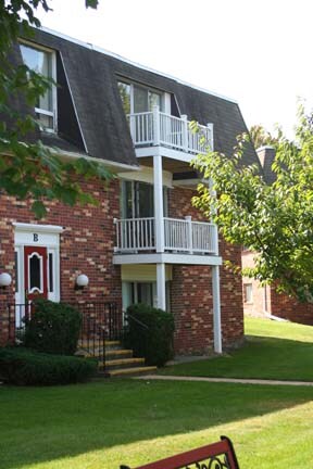 Courtyard - Holland Apartments