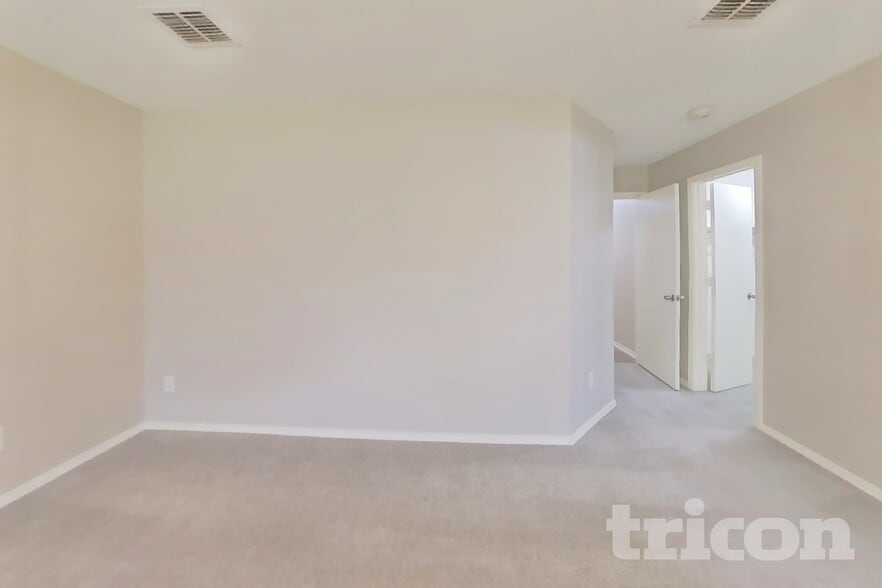Building Photo - 2328 White Oak Dr