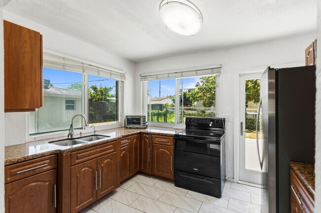 Building Photo - 2748 SW 46th Ct