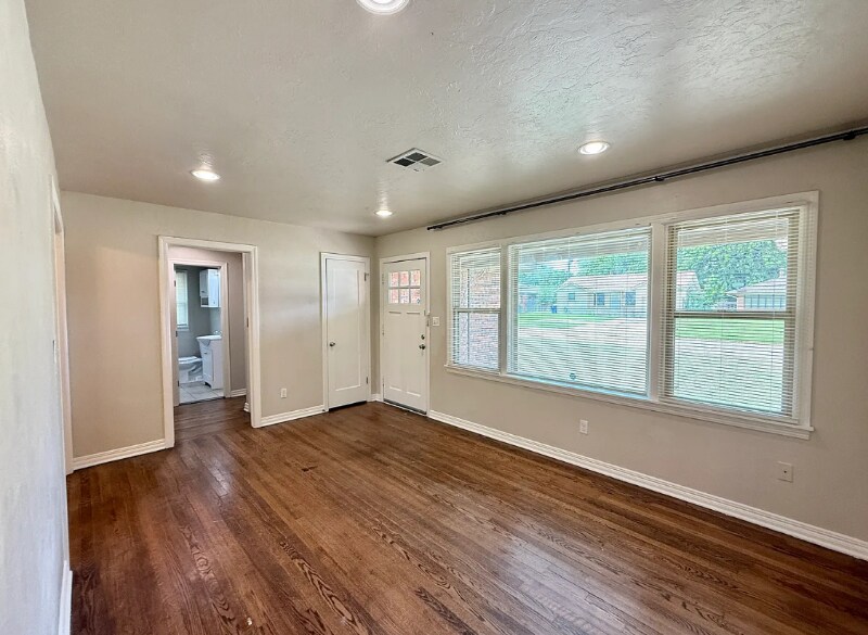 Building Photo - 1713 Oxford Way