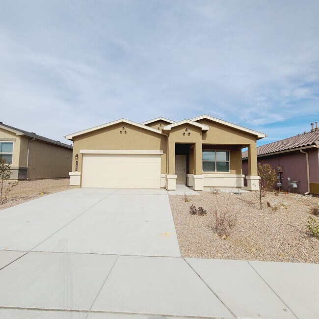 Building Photo - 3 bed 2 bath 1700 sq ft. Available for a June 1st move in!