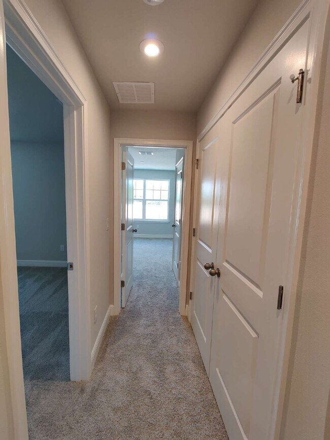 Building Photo - Beautiful 3-Bedroom Townhome in Gated Avea Pointe