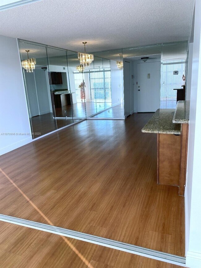 Building Photo - 1000 Parkview Dr