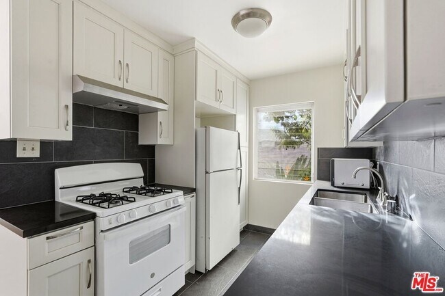 Building Photo - 1475 S Wooster St