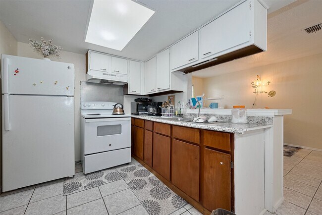 Building Photo - 12223 Sharpview Dr