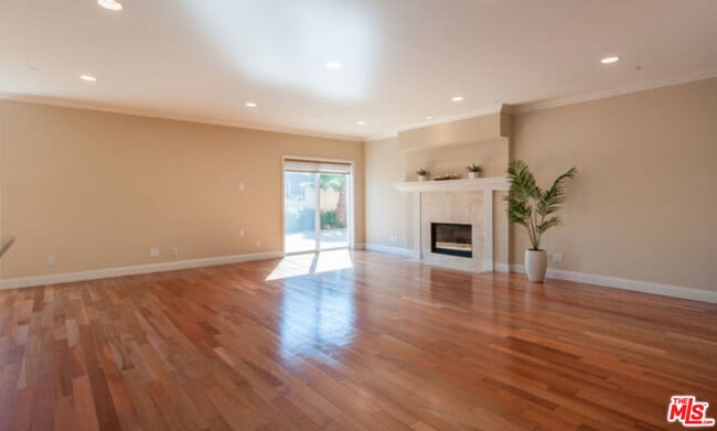 Building Photo - 826 Main St