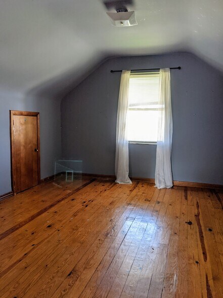 Building Photo - 543 Woodbury Ave
