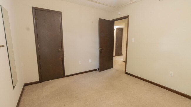 Building Photo - 613-615 Pear Tree Circle