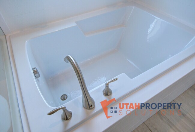 Building Photo - 4693 Daisy Ln