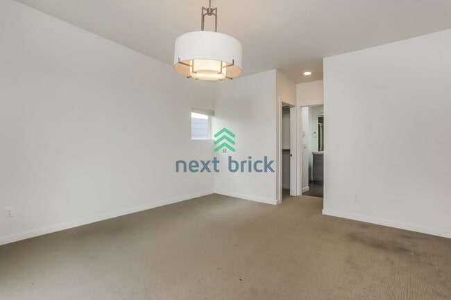 Building Photo - A beautiful 3 bed and 2 bathroom house for rent