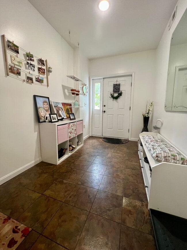 Building Photo - Stunning 3-Bedroom Townhome with 1-Car Gar...