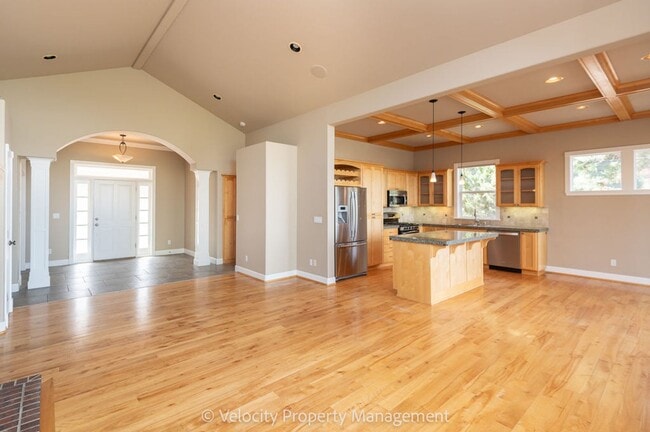 Building Photo - Awbrey Butte Home with Views!