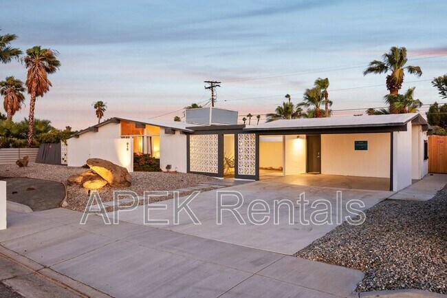 Building Photo - 915 E Racquet Club Rd