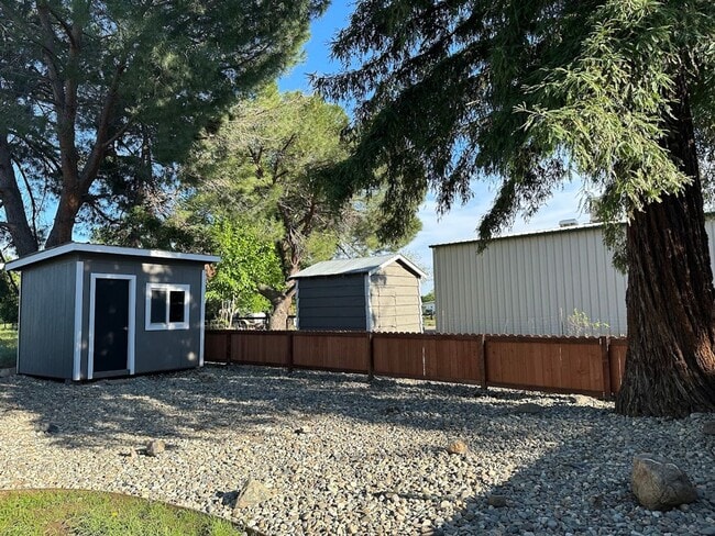 Building Photo - Charming One Bedroom in the Heart of Red Bluff! Pet Friendly!