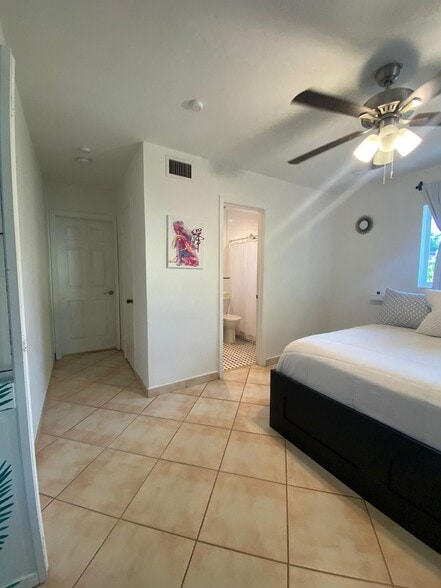 Bedroom with bathroom door - 225 South Dr