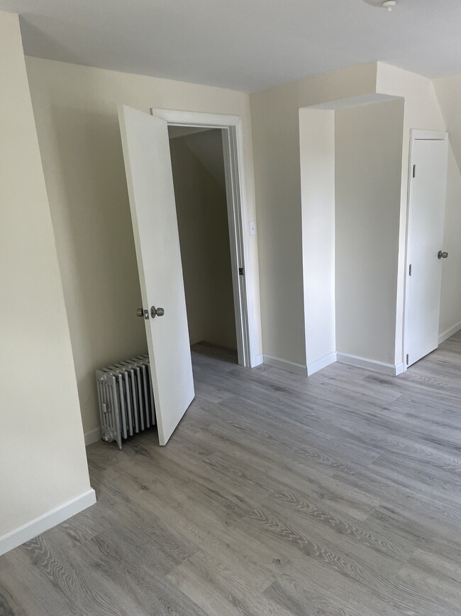 Building Photo - 27 Anthony St