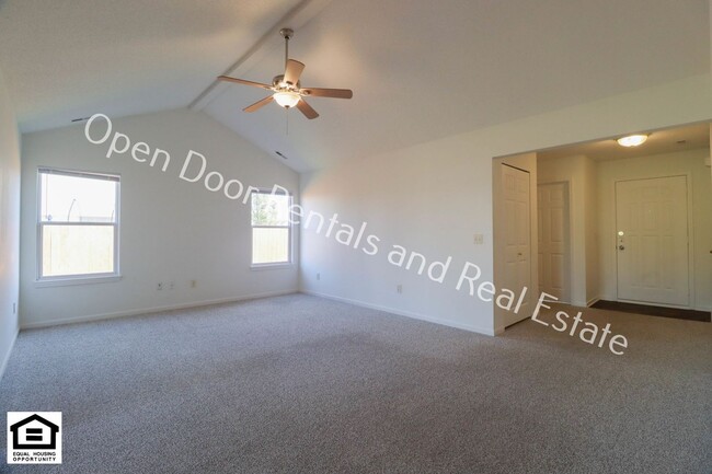 Building Photo - ** $400.00 off first months rent** Great h...