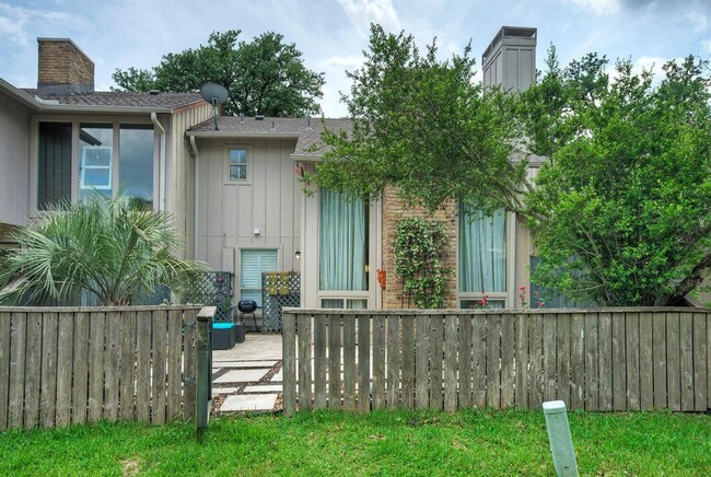 Building Photo - 3704 Steck Ave