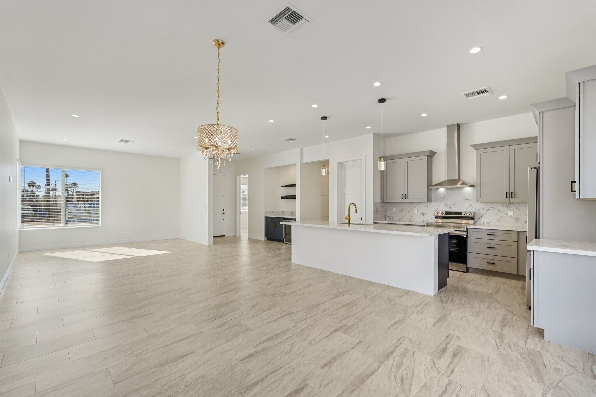 Building Photo - 910 E Roma Ave