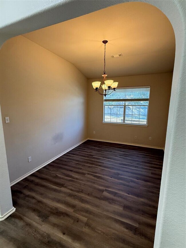 Building Photo - 1200 Willowbrook Dr