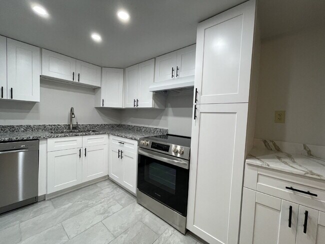 Building Photo - "Chic 2-Bed, 2-Bath Condo with Granite Finishes in Prime Cape Coral Location! 55 and older"