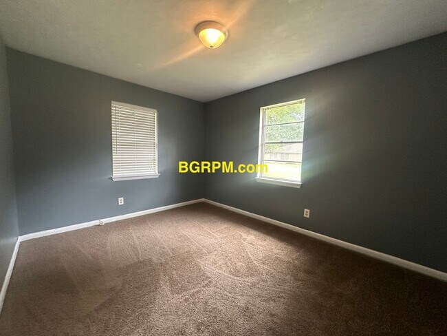 Building Photo - 3 BD, 1 1/2 BA, in Jacksonville,