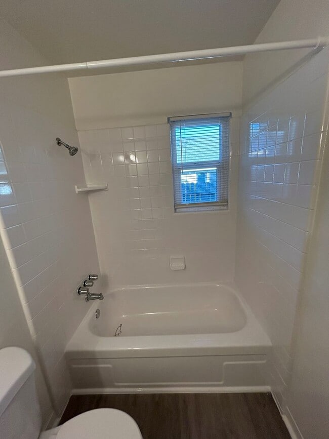 Building Photo - Newly updated cottage-style unit close to shopping and Upper Bidwell!