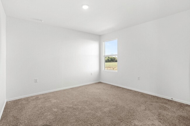 Building Photo - Southside gem! 4 bedrooms, loft, open floor plan less than 10 miles from the Toyota plant