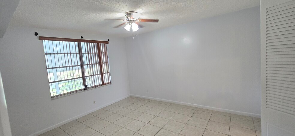 Building Photo - 5335 NW 10th Ct