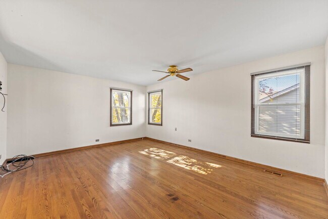 Building Photo - 62 E Fox Hill Dr