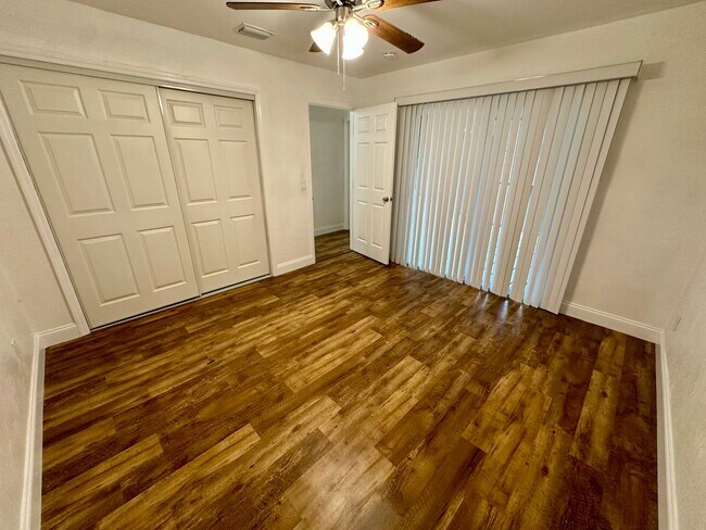 Building Photo - Fully Remodeled - 2/2 Townhome in Central ...