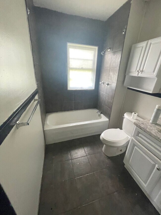 Building Photo - Section 8 Accepted! Spacious Newly Renovat...