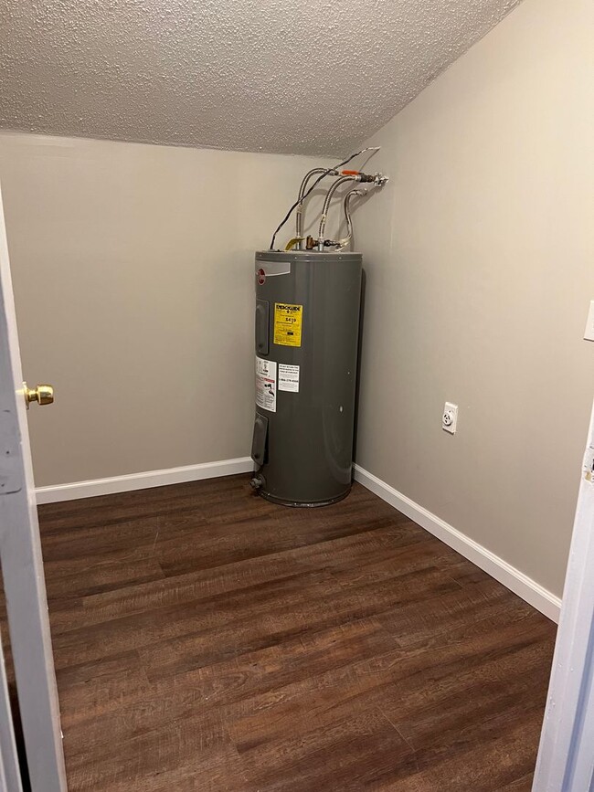 Building Photo - 300 Carriage Ln