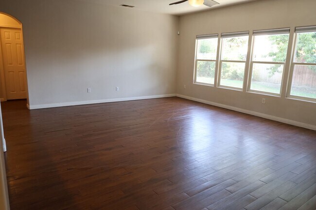 Building Photo - Beautiful home with paid Solar in Seven Oaks!