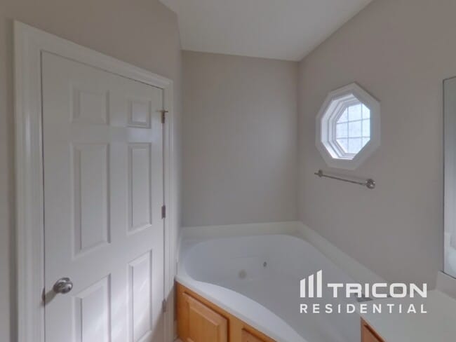 Building Photo - 4412 Spring Cove Dr