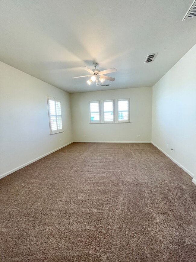 Building Photo - Great 3 bedroom 3 bath home