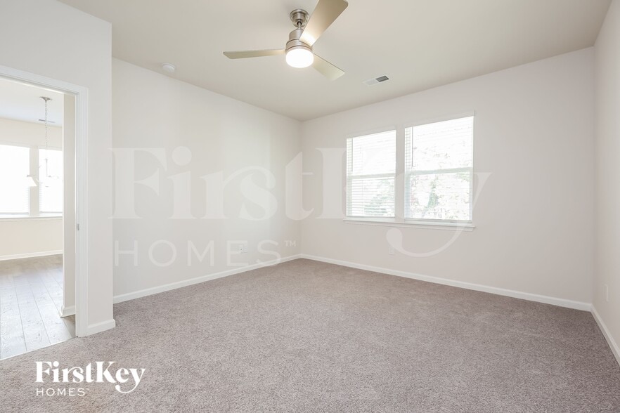 Building Photo - 534 Hillpark Ln